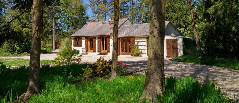 accommodation-for-carp-fishing-in-france-with-lake-and-lodge.jpg