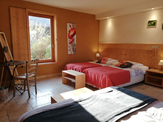 Harmonies-Gîte-bioclimatique-dans-la-chambre-4-personnes-3.jpg