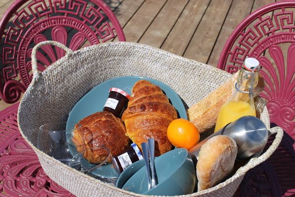 st-amand-sur-sevre-la-belle-etoile-panier-petit-dej.JPG