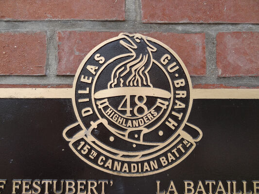 Stèle commémorative canadienne festubert.jpg