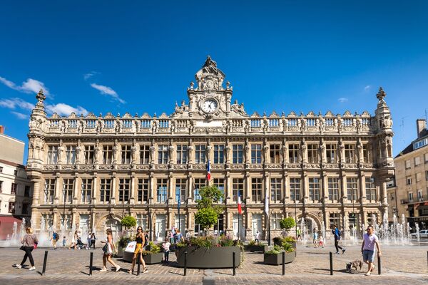 1.Valenciennes-place-d'armes-hôtel-de-ville-OTCVM © claude.waeghemacker-HD-130-min.jpg