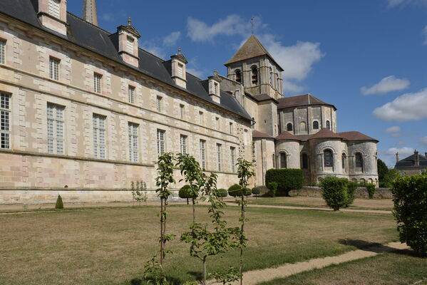 Abbaye Coté jardin 01.JPG