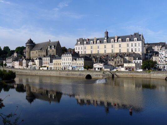 chateau_laval2.JPG