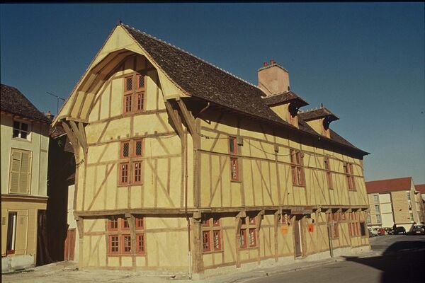 D le Névé OT Troyes - Maison du Dauphin 9.jpg