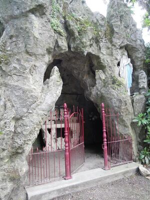 Grotte_Eglise_Saint_Martin_Artres.jpg