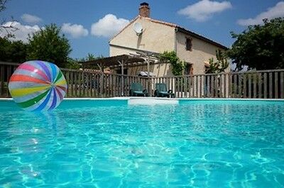 Gros plan piscine ballon.jpg