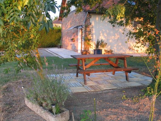 3c Terrasse avec table pique-nique.jpg