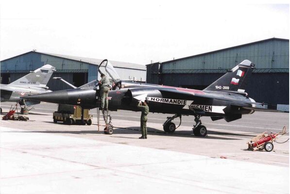 Mirage F1 C peint en noir.jpg