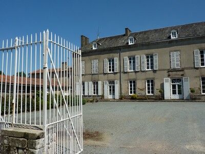 logis girardière-façade barrière.jpg