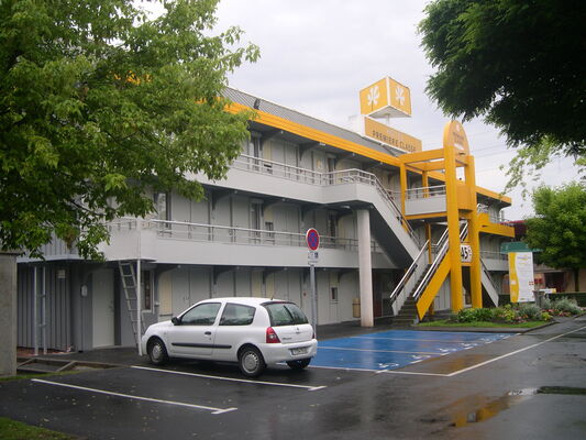 Valenciennes-Petite-Foret-1ere-classe-parking.JPG