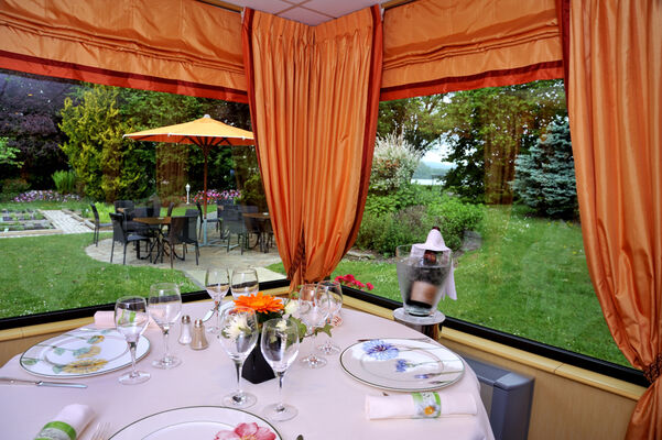 Restaurant coté lac et jardin 72 dpi.jpg