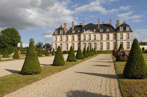 Page 7 - Nogent - Chateau Motte.jpg