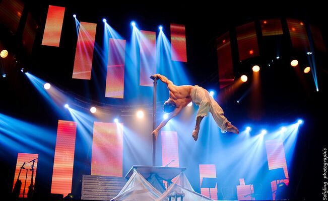 Xavier Bouyer Drapeau contorion.jpg