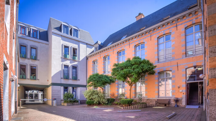 infotel-cour.jpg