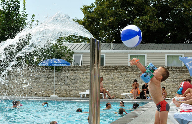 garcon ballon jeux d'eau.jpg