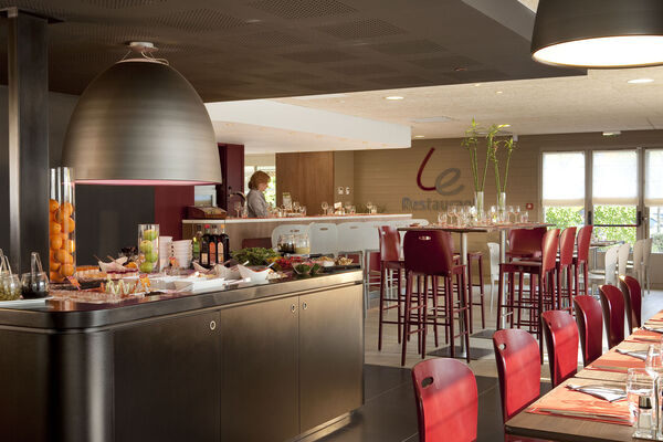 Valenciennes-Petite-Foret-Campanile restaurant 03 bd.jpg