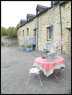 Gîte - Table ronde exterieur.jpg