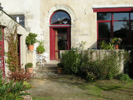 2 La tour d'Auzay entrée coté cour.JPG