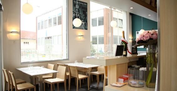 Salle coté bar.jpg