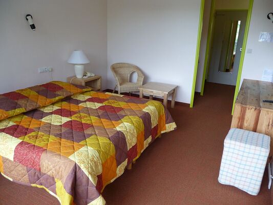 Chambre double avec grand lit