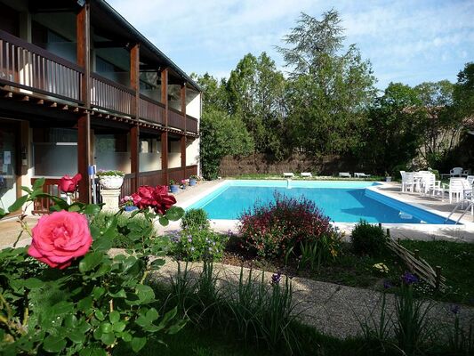 Piscine et terrasse aménagée