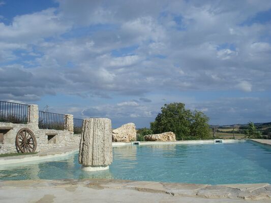 Piscine avec terrasse aménagée