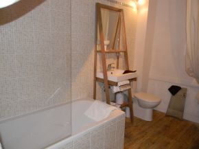 SALLE DE BAIN AVEC BAIGNOIRE
