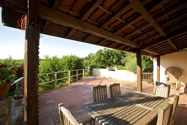 Grande terrasse aménagée et couverte