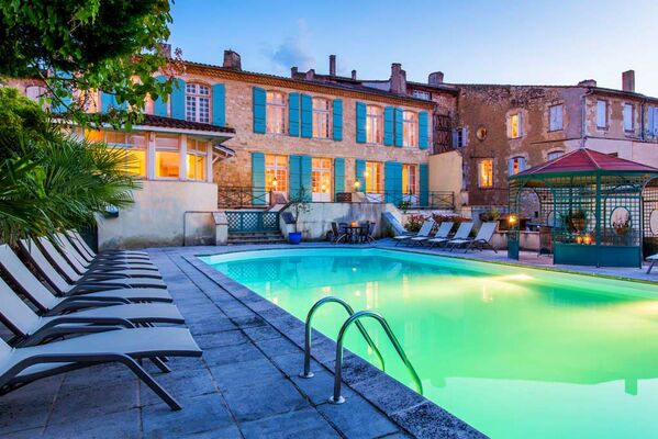 Piscine et terrasse aménagée