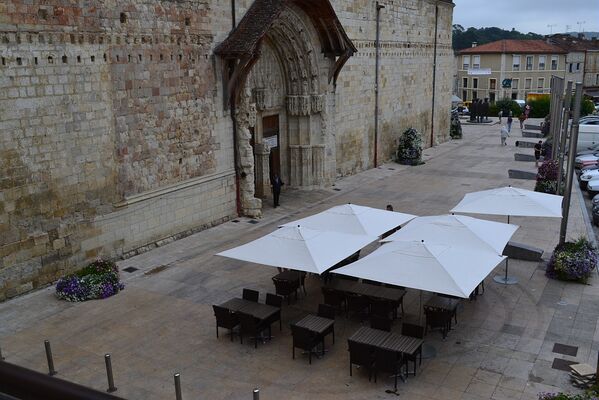 Terrasse du restaurant le Balcon sur la Place Saint-Pierre de Condom