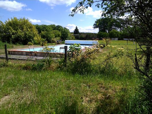 Parc avec piscine