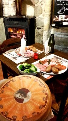 Repas charcuterie au Restaurant l'Estanquet