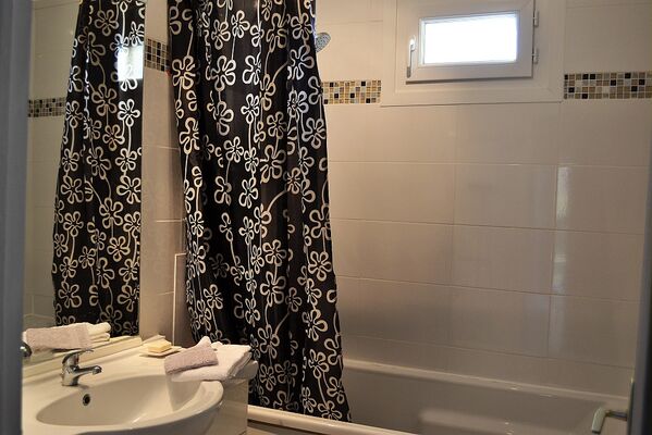Salle de bain avec baignoire - Gîte des Trois Pins