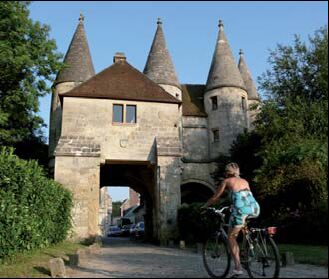 BELLE PORTE FORTIFIEE A LONGPONT