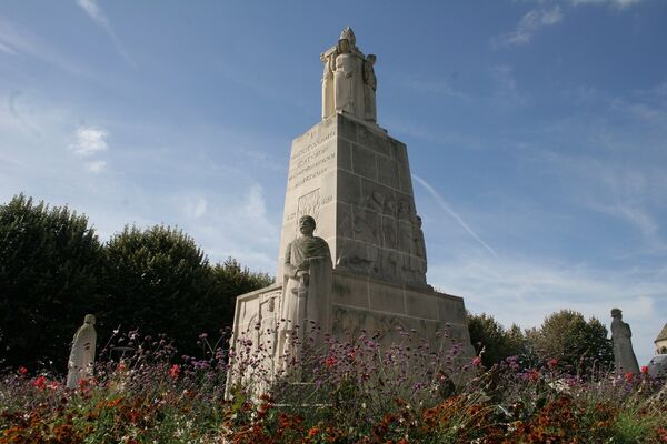 Le monument aux morts < Soissons < Aisne < Picardie