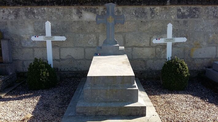 Tombe du Lieutenant de Gironde - cimetiere de Vivieres Aisne ©OT Villers-Cotterets (4)