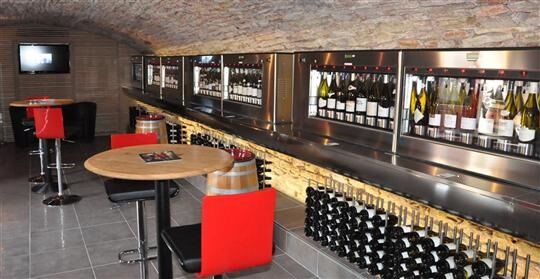 031 le-caveau-divin-est-situe-en-plein-coeur-du-village-photo-g-j (4)