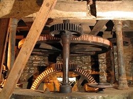 COMMANA - mouture dans le moulin du haut