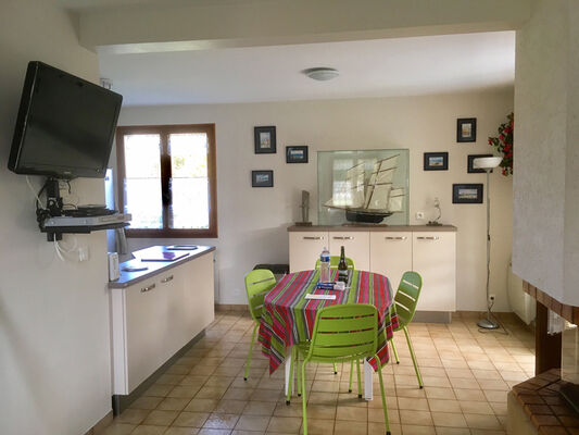 DESCARREGA. Vue du salon sur la salle à manger + cuisine.Cancale
