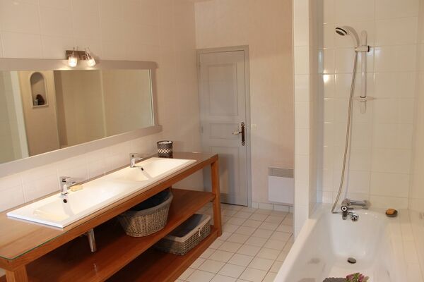 Gîte le bois guihel - salle de bain du bas