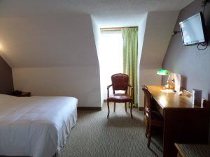 Hotel-les-Tilleus-Dinard-chambre-double-bureau-2