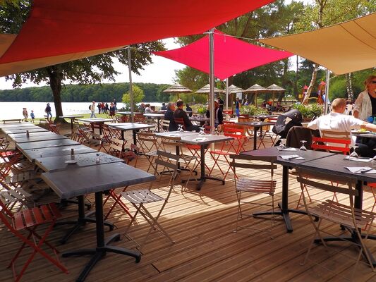 Restauration au bord du lac de Trémelin