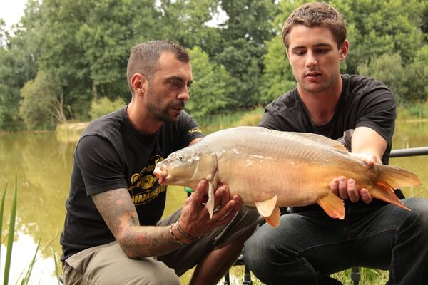 la pêche de la carpe à la grande canne pour d'intenses sensations