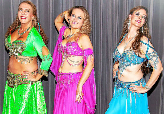lors-du-diner-spectacle-plusieurs-demonstrations-de-danse_orientale