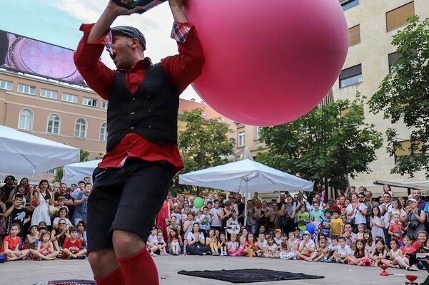 2019-08-11-PAA-The-Bubble-Man-Young-In-Kim-2
