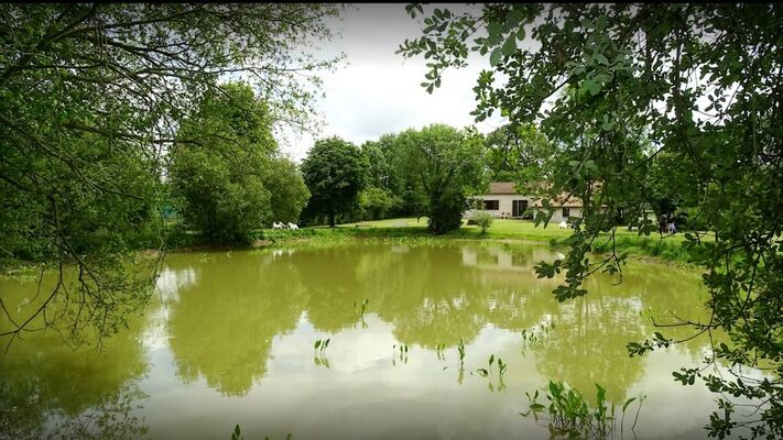 moncoutant-chambre-dhotes-domaine-de-letang-facade-etang