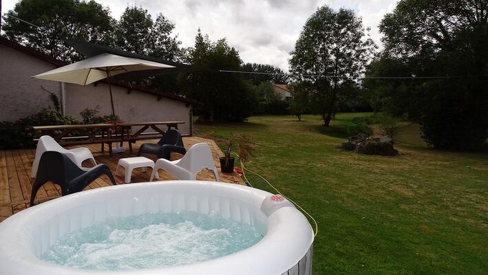 moncoutant-chambre-dhotes-domaine-de-letang-jacuzzi1