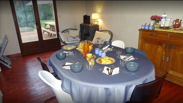 moncoutant-chambre-dhotes-domaine-de-letang-petit-dejeuner-interieur