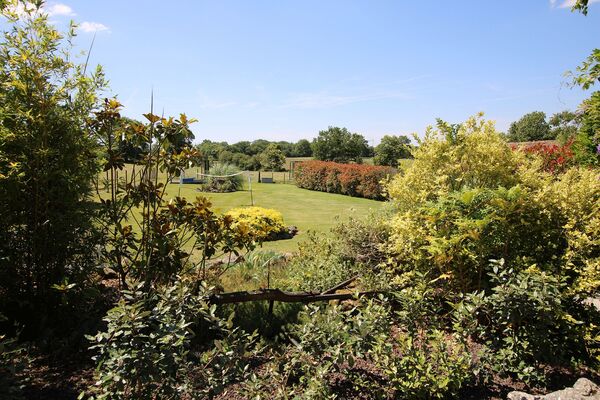 neuvy-bouin-gites-la-bonniniere-jardin1-4