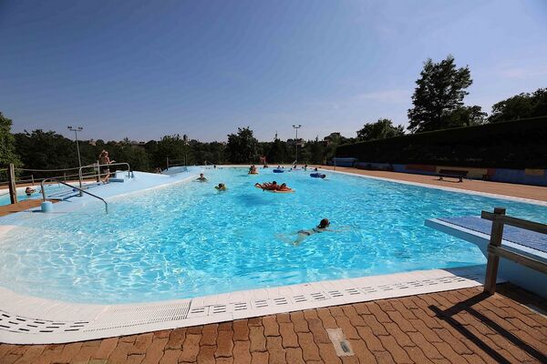 argentonnay-camping-lac-dhautibus-piscine